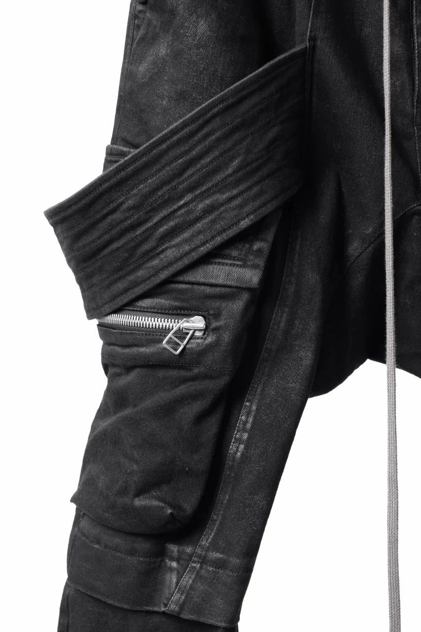 COATED FLAP-DETAIL SLIM CARGO PANTS / HI-STRETCH DENIM (BLACK)