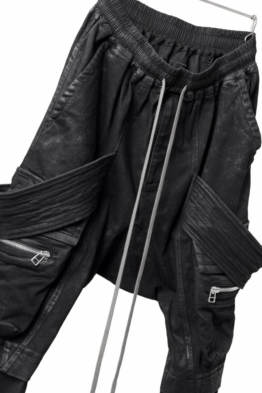 COATED FLAP-DETAIL SLIM CARGO PANTS / HI-STRETCH DENIM (BLACK)