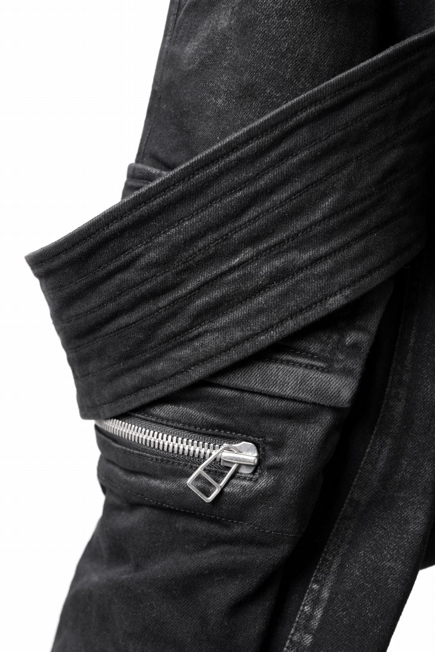 COATED FLAP-DETAIL SLIM CARGO PANTS / HI-STRETCH DENIM (BLACK)