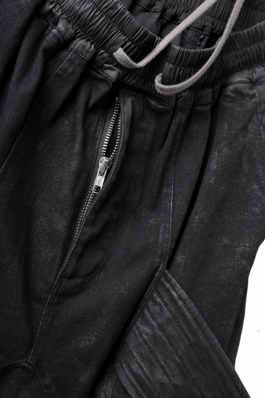 COATED FLAP-DETAIL SLIM CARGO PANTS / HI-STRETCH DENIM (BLACK)