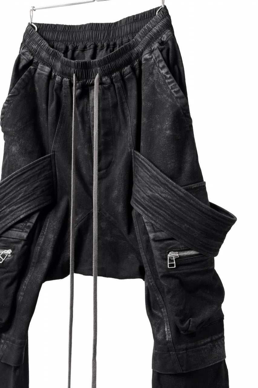 COATED FLAP-DETAIL SLIM CARGO PANTS / HI-STRETCH DENIM (BLACK)