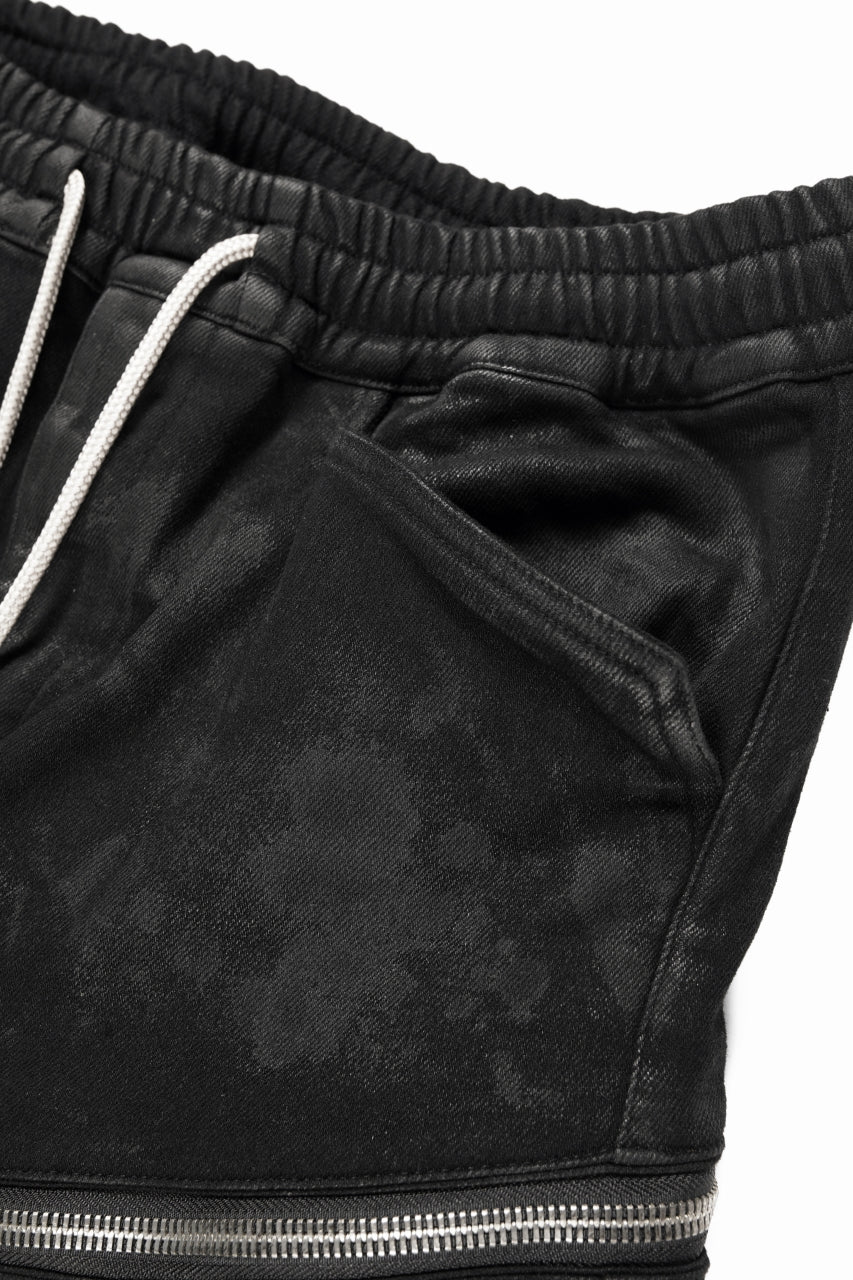 BELTED DETAIL JOGGER 2.0 / BRUSHED BACK COATING DENIM (BLACK)