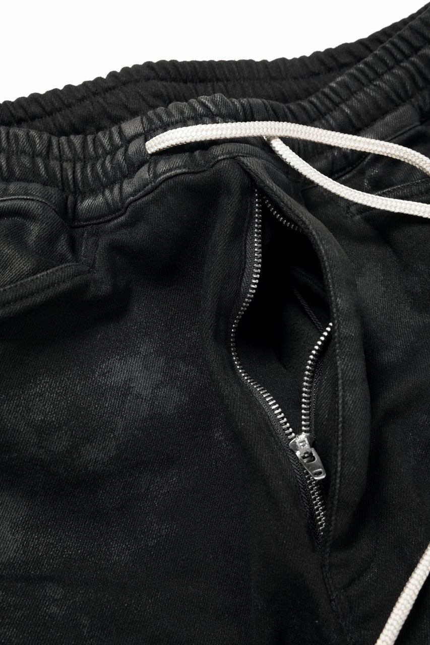 BELTED DETAIL JOGGER 2.0 / BRUSHED BACK COATING DENIM (BLACK)