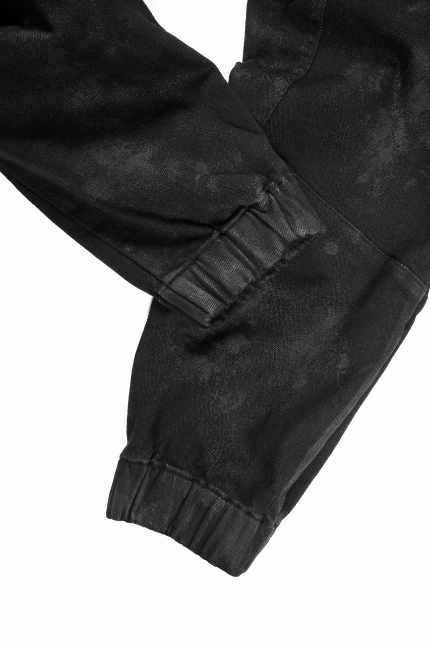 BELTED DETAIL JOGGER 2.0 / BRUSHED BACK COATING DENIM (BLACK)