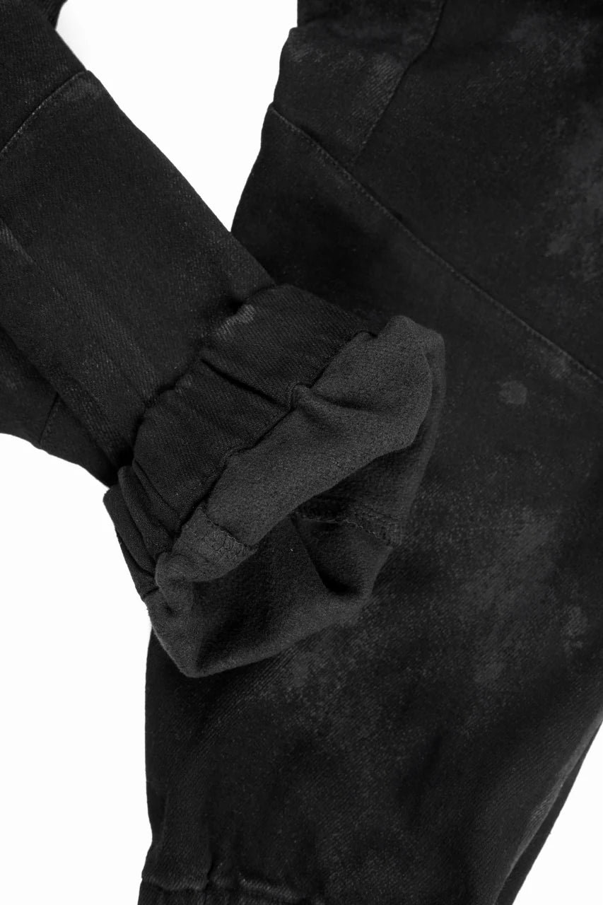 BELTED DETAIL JOGGER 2.0 / BRUSHED BACK COATING DENIM (BLACK)