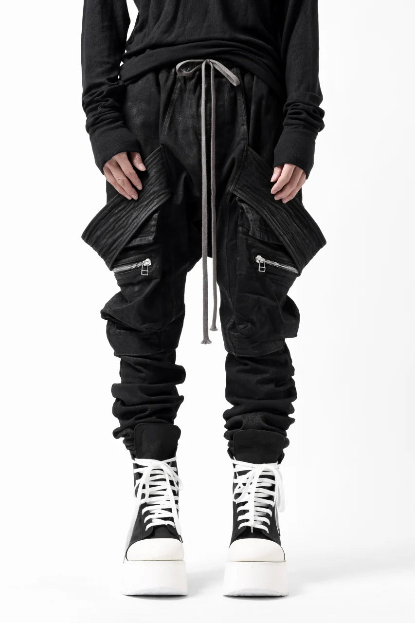 COATED FLAP-DETAIL SLIM CARGO PANTS / HI-STRETCH DENIM (BLACK)