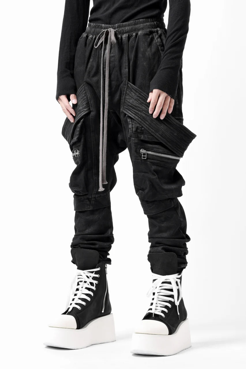 COATED FLAP-DETAIL SLIM CARGO PANTS / HI-STRETCH DENIM (BLACK)