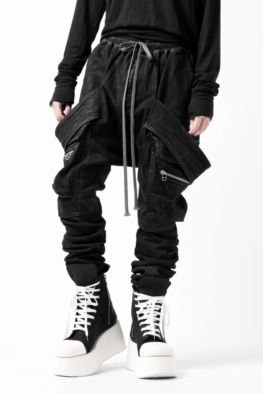 COATED FLAP-DETAIL SLIM CARGO PANTS / HI-STRETCH DENIM (BLACK)