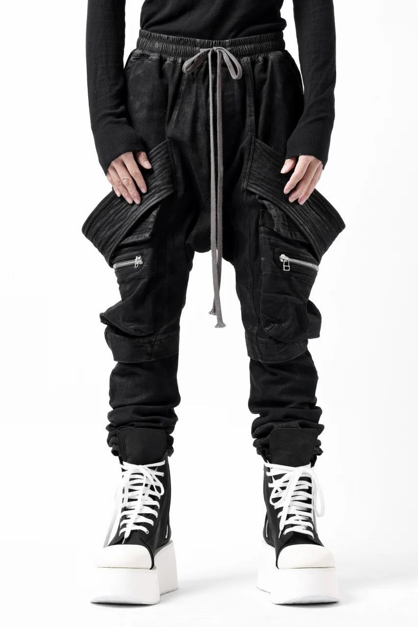 COATED FLAP-DETAIL SLIM CARGO PANTS / HI-STRETCH DENIM (BLACK)