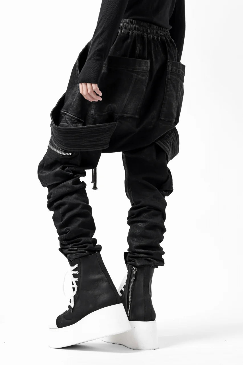 COATED FLAP-DETAIL SLIM CARGO PANTS / HI-STRETCH DENIM (BLACK)