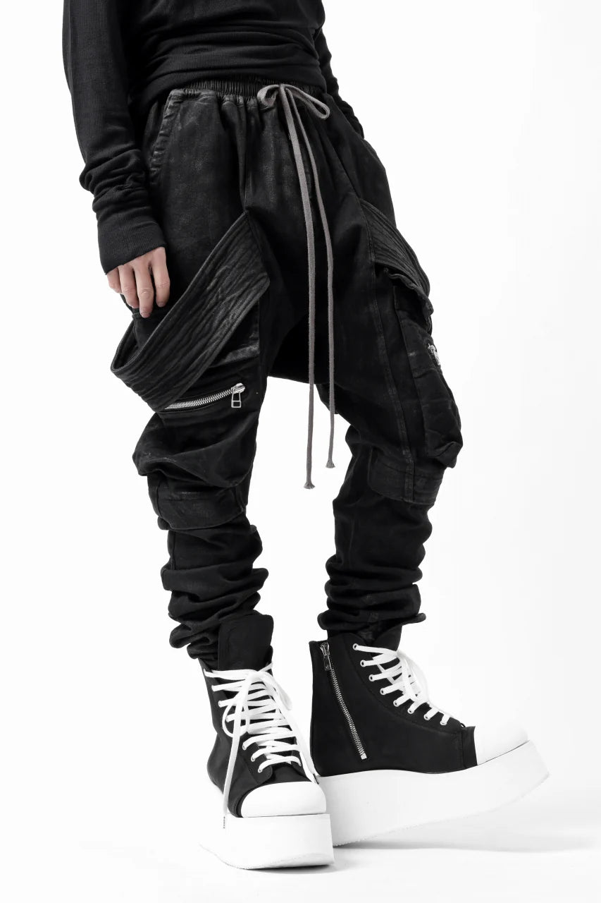 COATED FLAP-DETAIL SLIM CARGO PANTS / HI-STRETCH DENIM (BLACK)