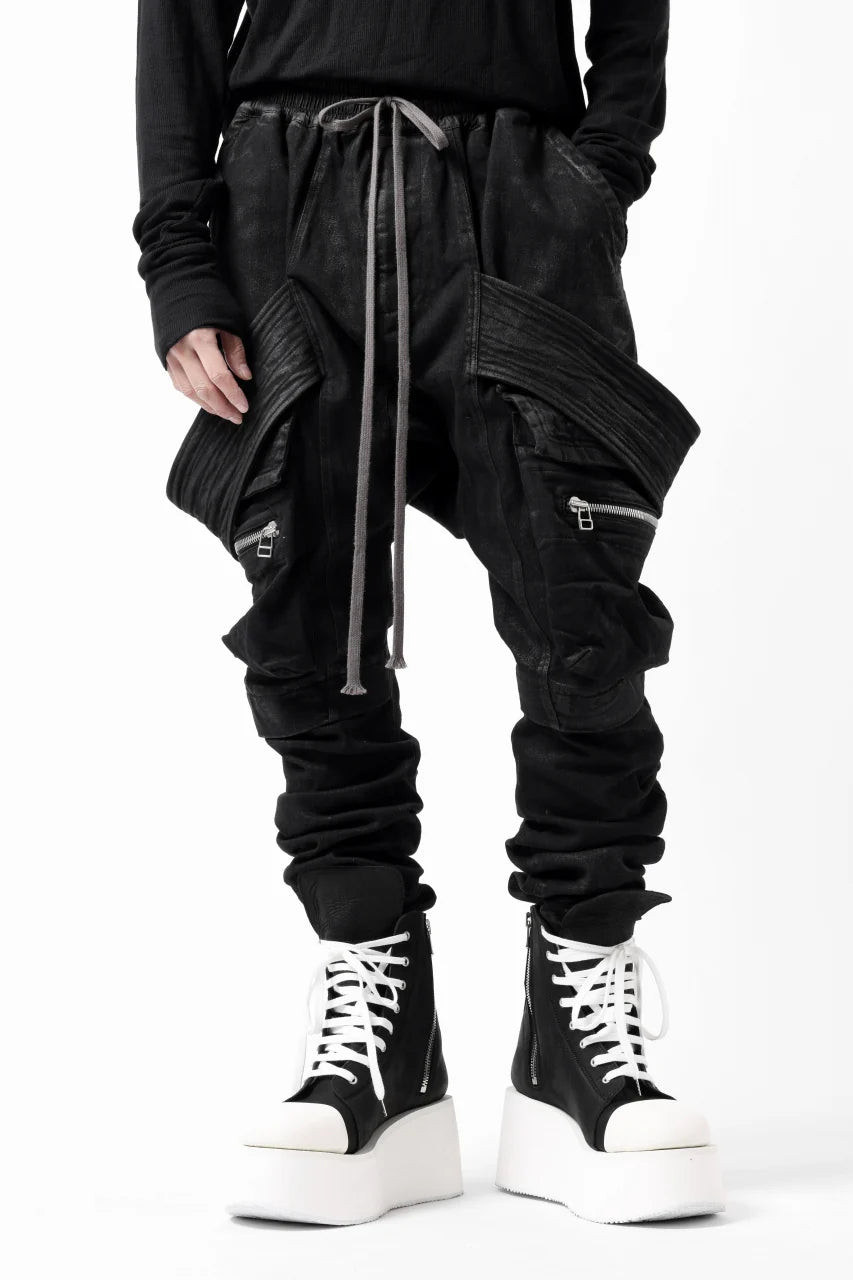 COATED FLAP-DETAIL SLIM CARGO PANTS / HI-STRETCH DENIM (BLACK)