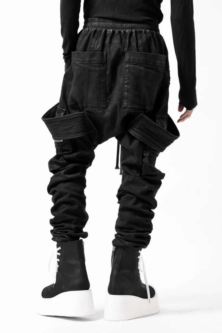 COATED FLAP-DETAIL SLIM CARGO PANTS / HI-STRETCH DENIM (BLACK)