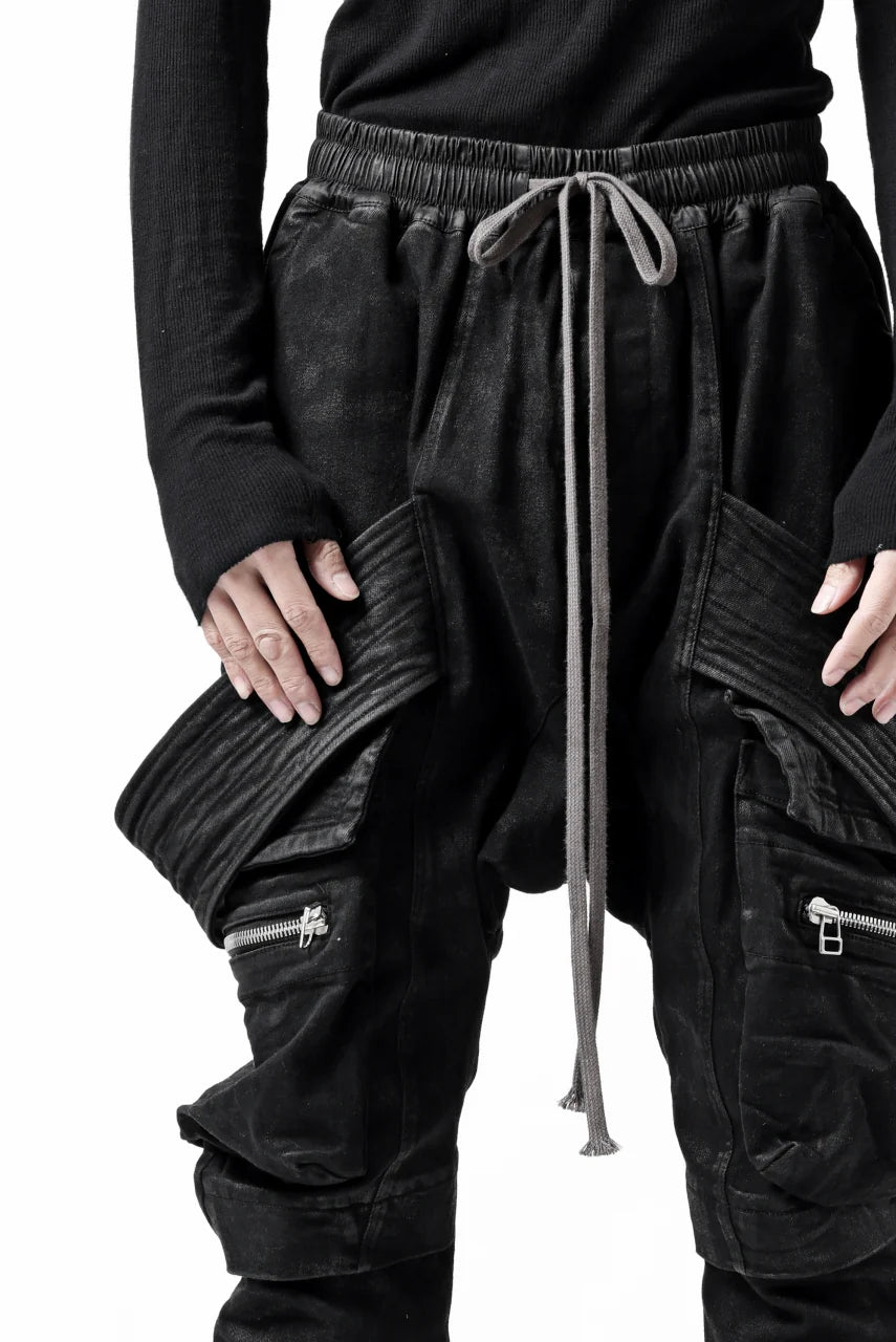 COATED FLAP-DETAIL SLIM CARGO PANTS / HI-STRETCH DENIM (BLACK)