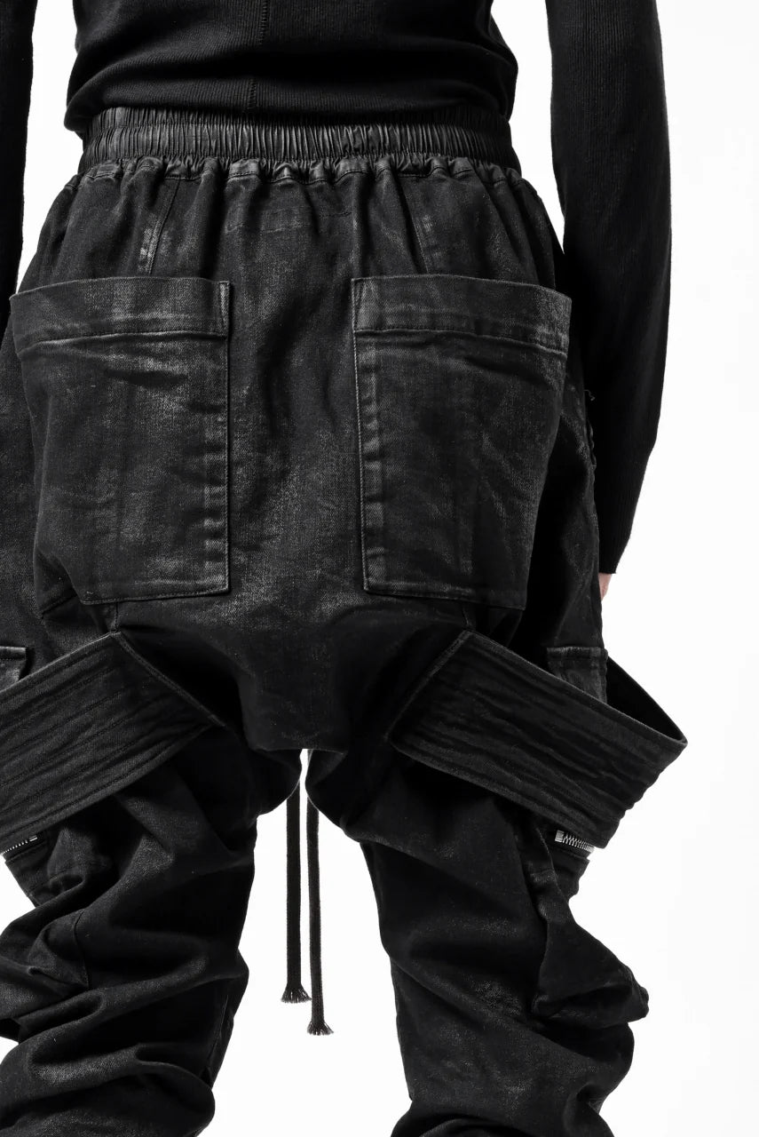 COATED FLAP-DETAIL SLIM CARGO PANTS / HI-STRETCH DENIM (BLACK)